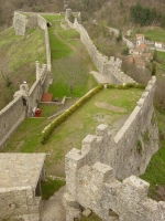 La Fortezza delle Verrucole vista dalla parte alta; vista dalla Rocca Tonda.Sulla destra si intravede il paese delle Verrucole La Fortezza delle Verrucole vista dalla parte alta; vista dalla Rocca Tonda.Sulla destra si intravede il paese delle Verrucole