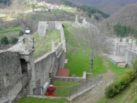 Cortina Nord, porta di accesso. Sullo sfondo il paese di Vibbiana. Cortina Nord, porta di accesso. Sullo sfondo il paese di Vibbiana.