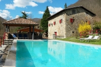 La piscina, sullo sfondo la casa La piscina, sullo sfondo la casa