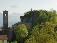 La Rocca di Castiglione - Campanile - sullo sfondo l´Omo Morto La Rocca di Castiglione - Campanile - sullo sfondo l´Omo Morto